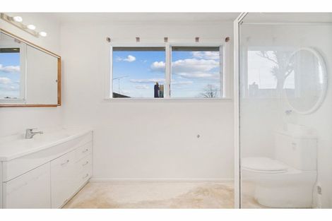 Photo of property in 3 Ngatoa Place, Glenfield, Auckland, 0629