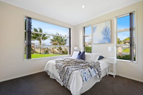 Photo of property in 111 Lake Panorama Drive, Henderson Valley, Auckland, 0612