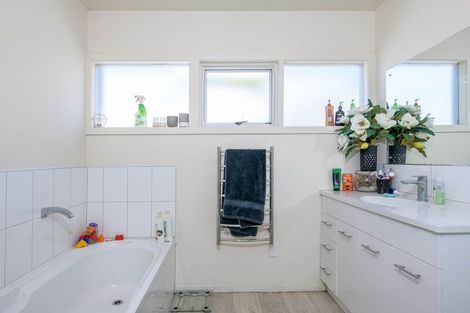 Photo of property in 16 Waimumu Road, Massey, Auckland, 0614