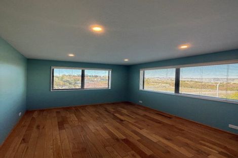 Photo of property in 28 Baulcomb Parade, Windsor Park, Auckland, 0632