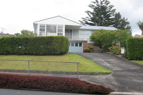 Photo of property in 17 Chivalry Road, Glenfield, Auckland, 0629