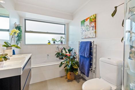 Photo of property in 2 Paradise Point Place, One Tree Point, 0118