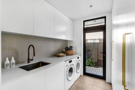 Photo of property in 23 Muritai Road, Milford, Auckland, 0620