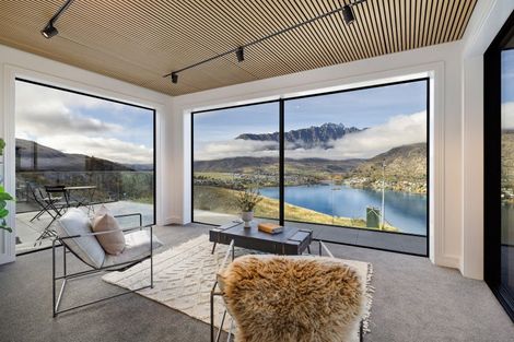 Photo of property in 6 Florence Close, Queenstown Hill, Queenstown, 9300