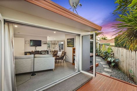 Photo of property in 13 Bridgehead Cove, West Harbour, Auckland, 0618