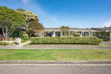 Photo of property in 33 Rewarewa Crescent, Waikanae, 5036