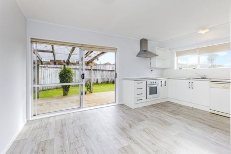 Photo of property in 2/41 Uxbridge Road, Mellons Bay, Auckland, 2014