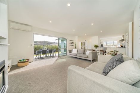 Photo of property in 77 Sunstone Crescent, Timberlea, Upper Hutt, 5018