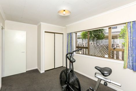 Photo of property in 5 John Guthrie Place, Merrilands, New Plymouth, 4312