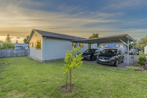 Photo of property in 25a Dawnhaven Drive, Te Atatu Peninsula, Auckland, 0610