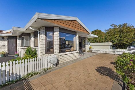 Photo of property in 1/478 Devon Street East, Strandon, New Plymouth, 4312