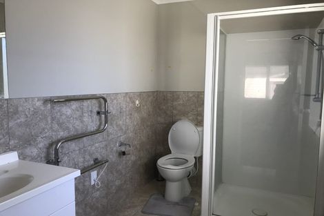 Photo of property in 16 Andover Way, Goodwood Heights, Auckland, 2105