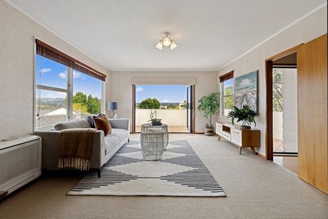 Photo of property in 5 South Pacific Place, Henderson, Auckland, 0612