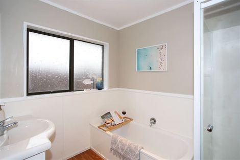 Photo of property in 1 Heron Place, Waiuku, 2123