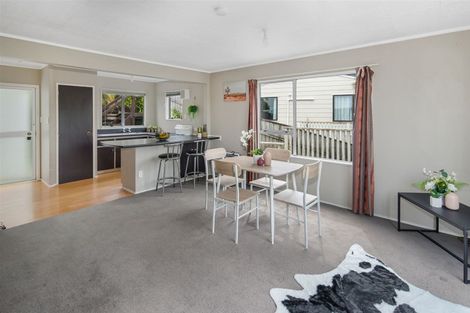 Photo of property in 32a Cheltenham Terrace, Newlands, Wellington, 6037