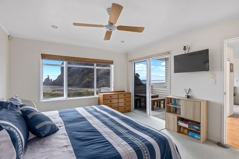 Photo of property in 47 Marine Parade South, Piha, 0772