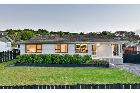 Photo of property in 27 Aronia Way, Goodwood Heights, Auckland, 2105