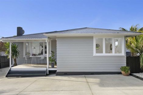 Photo of property in 4 Neil Avenue, Te Atatu Peninsula, Auckland, 0610