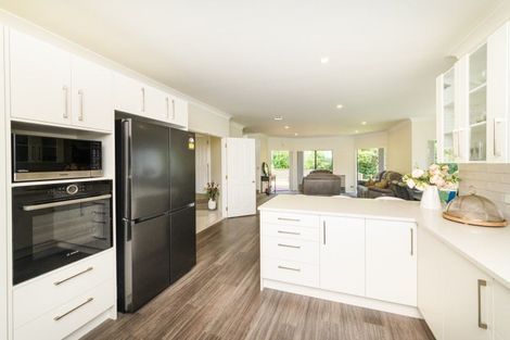 Photo of property in 96 Pacific Drive, Fitzherbert, Palmerston North, 4410