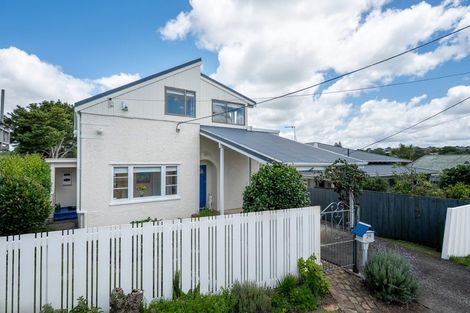 Photo of property in 2/76 Wairoa Road, Narrow Neck, Auckland, 0624
