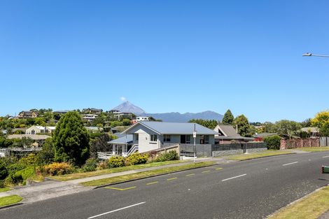 Photo of property in 1 Cabot Place, Frankleigh Park, New Plymouth, 4310