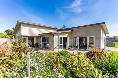 Photo of property in 11 Sunset Drive, Baylys Beach, Dargaville, 0377