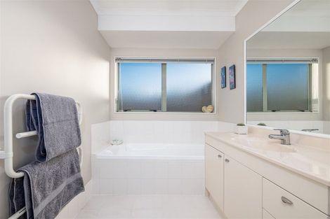 Photo of property in 120 Buscomb Avenue, Henderson, Auckland, 0610