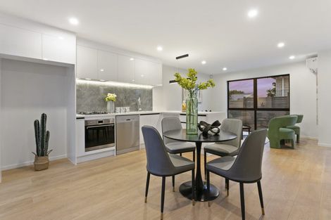 Photo of property in 1e Valron Road, Te Atatu South, Auckland, 0602
