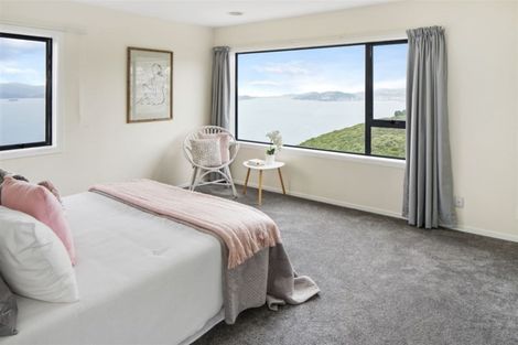 Photo of property in 18 Bennett Grove, Newlands, Wellington, 6037