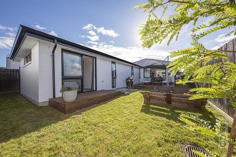 Photo of property in 37 Lumbarda Drive, Kumeu, 0810