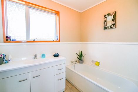 Photo of property in 16 Swinbourne Street, Waverley, 4510