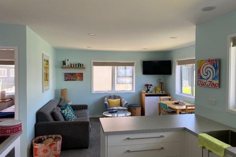 Photo of property in 27 Third Avenue, Urenui, 4377