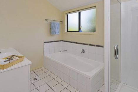 Photo of property in 6 Rising Parade, Fairview Heights, Auckland, 0632