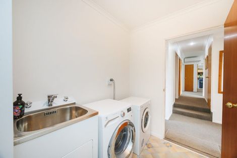 Photo of property in 1 Sycamore Crescent, Fitzherbert, Palmerston North, 4410