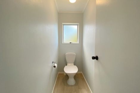 Photo of property in 2/23 Tetrarch Place, Totara Vale, Auckland, 0629