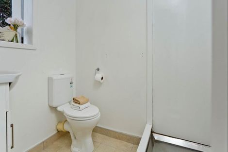 Photo of property in 1/160 East Coast Road, Forrest Hill, Auckland, 0620