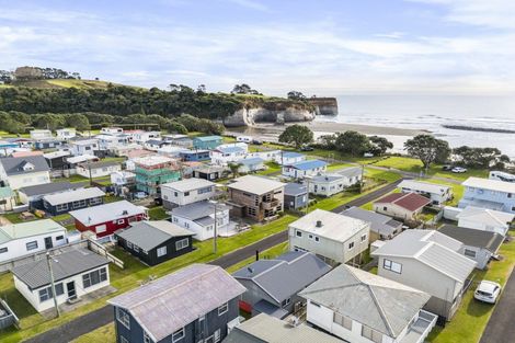 Photo of property in 68 Sixth Avenue, Urenui, 4377