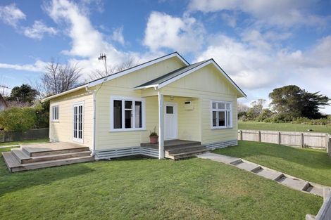 Photo of property in 1 Frood Street, Bulls, 4818