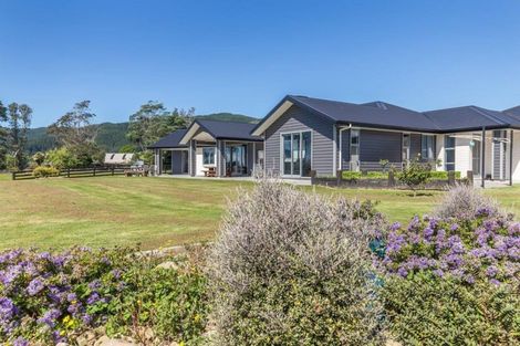 Photo of property in 441 Tararua Road, Levin, 5571