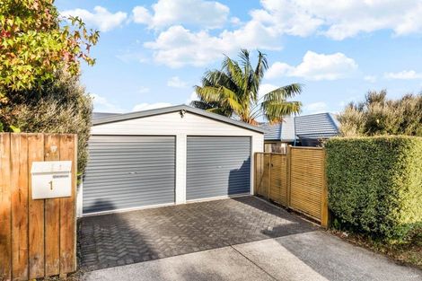 Photo of property in 1 Rixon Place, Te Atatu Peninsula, Auckland, 0610