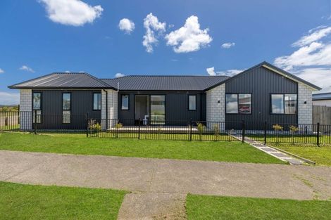 Photo of property in 2 Poutawa Lane, Clarks Beach, 2122