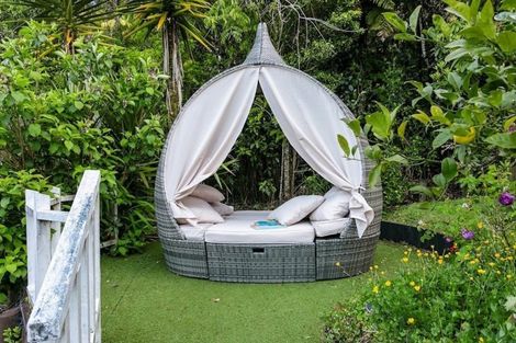 Photo of property in 552 Scenic Drive, Waiatarua, Auckland, 0612