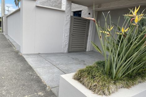 Photo of property in 1/60 Milford Road, Milford, Auckland, 0620