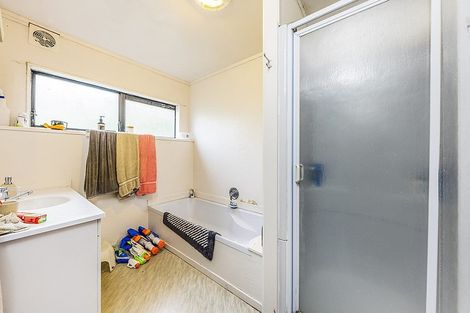 Photo of property in 28 Ronald Macken Place, Windsor Park, Auckland, 0632