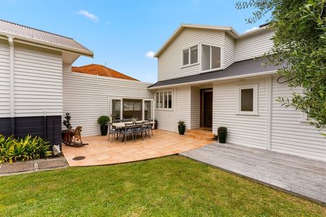 Photo of property in 15 Seaview Road, Castor Bay, Auckland, 0620