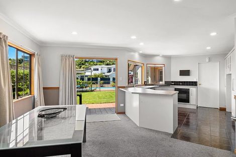 Photo of property in 11 Shelter Grove, Frankleigh Park, New Plymouth, 4310