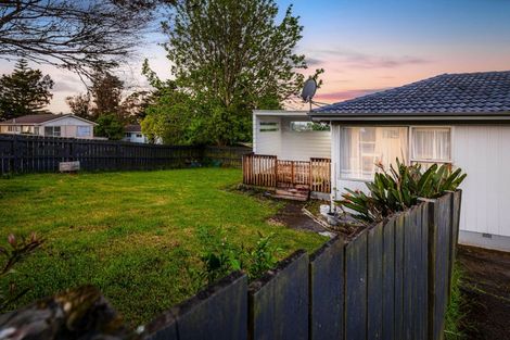 Photo of property in 2 Kilcar Place, Massey, Auckland, 0614