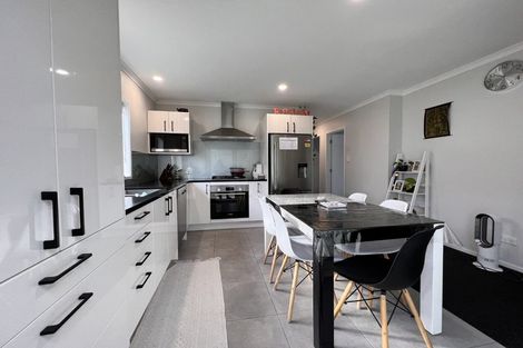 Photo of property in 30 Opouatu Avenue, Glenbrook, 2681