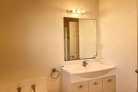 Photo of property in 15 Springside Place, New Lynn, Auckland, 0600