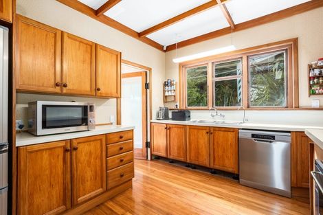 Photo of property in 33 Walter Road, Lowry Bay, Lower Hutt, 5013